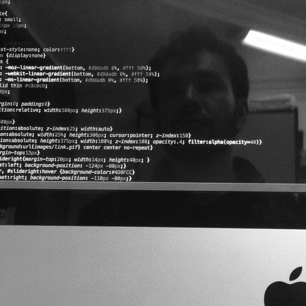 Desarrollador de IKOL programando en Mac